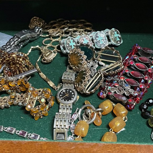 Assorted items. - Picture 9 of 10